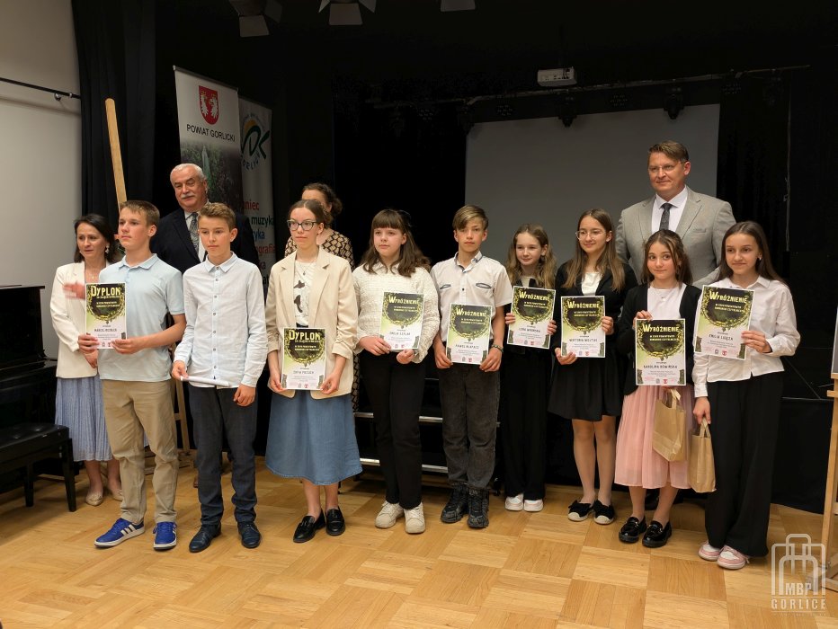 Biblioteka Gorlice, Powiatowy Konkurs Czytelniczy Laureaci i wyróżnieni wraz z przedstawicielai starostwa